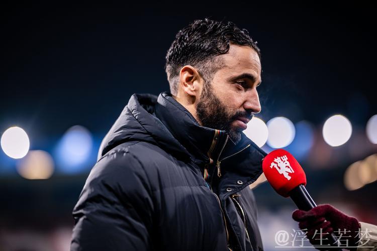 曼联官宣与39岁门将续约!周薪4万原因揭晓,两大特质打动阿莫林 曼联官宣与39岁门将续约!周薪4万原因揭晓,两大特质打动阿莫林